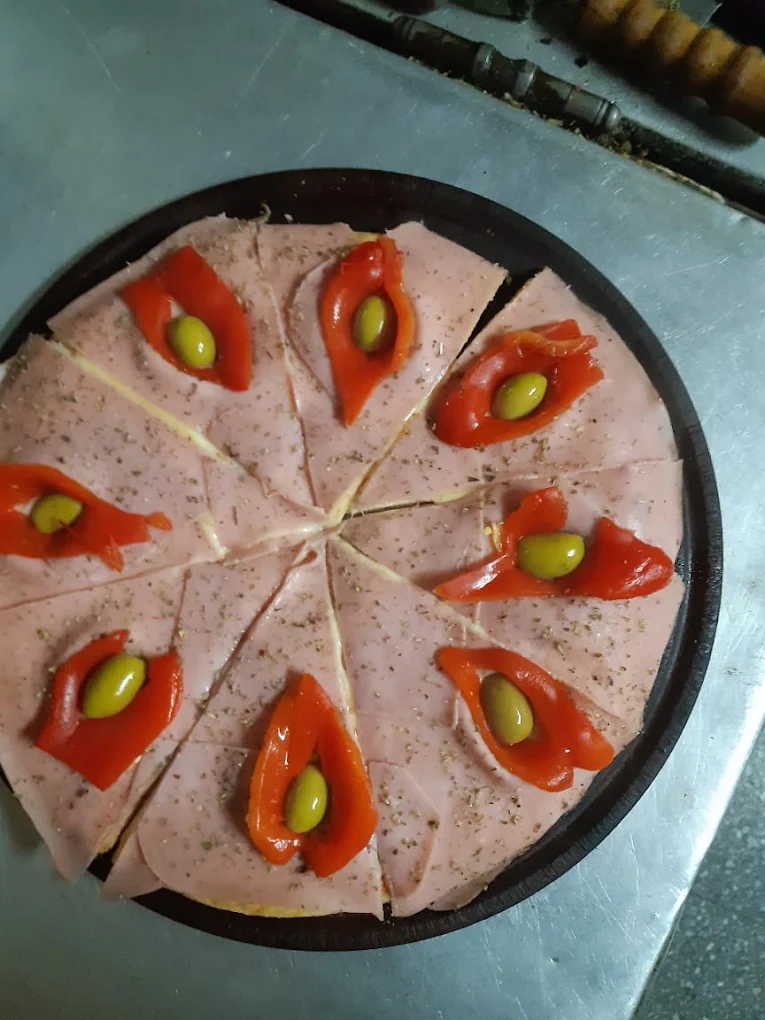 Pizza con morrones muzzarella y aceitunas - Las Leñas San Telmo